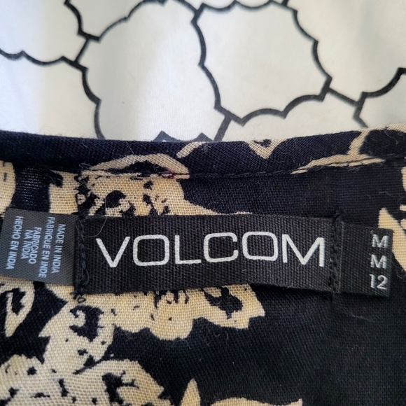 Volcom mini skort. - Picture 7 of 9